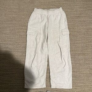 Aritzia TNA Cozy Fleece Mega Cargo Sweatpant. Heather cloud white. Size S.